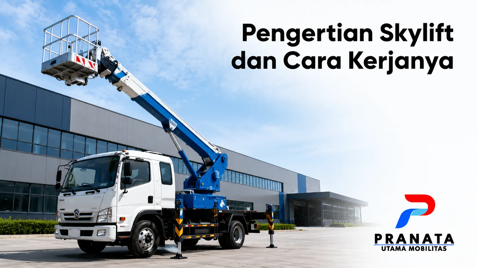 Mobil skylift dengan boom hidrolik terangkat di area industri sebagai ilustrasi pengertian skylift dan cara kerjanya.
