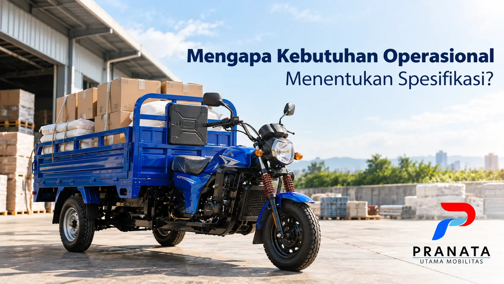 Motor roda tiga untuk kebutuhan operasional dengan muatan barang di area pergudangan.